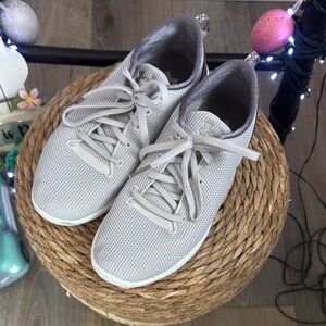 Under armour Shoes. Gray Breathable Sneakers for Everyday Comfort. Smoke free